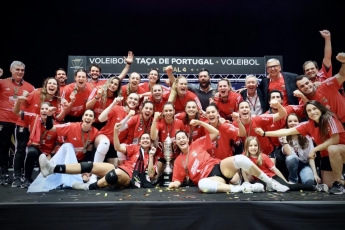 Seniores femininas do Benfica erguem Taça de Portugal 50 anos depois